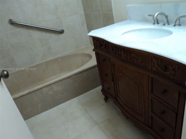 1301 NE 7th St 511, Hallandale Beach, FL 33009