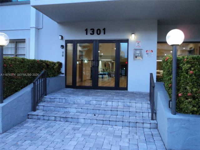 1301 NE 7th St 511, Hallandale Beach, FL 33009