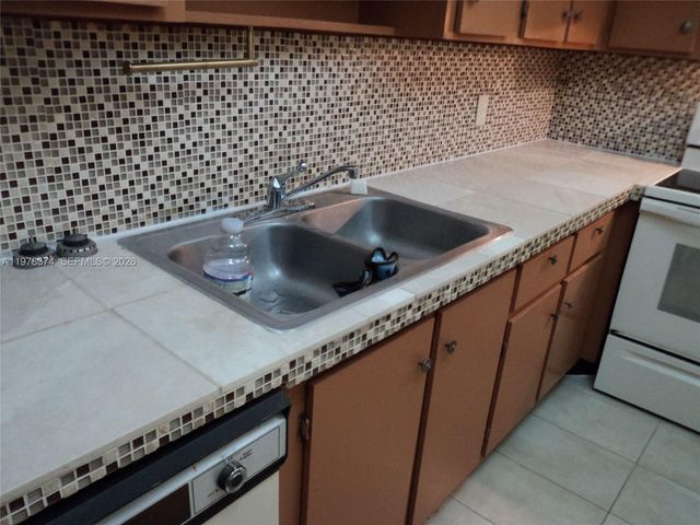 1301 NE 7th St 511, Hallandale Beach, FL 33009