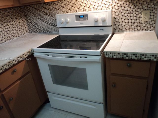 1301 NE 7th St 511, Hallandale Beach, FL 33009