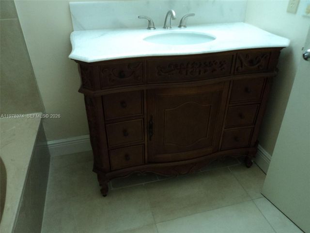 1301 NE 7th St 511, Hallandale Beach, FL 33009