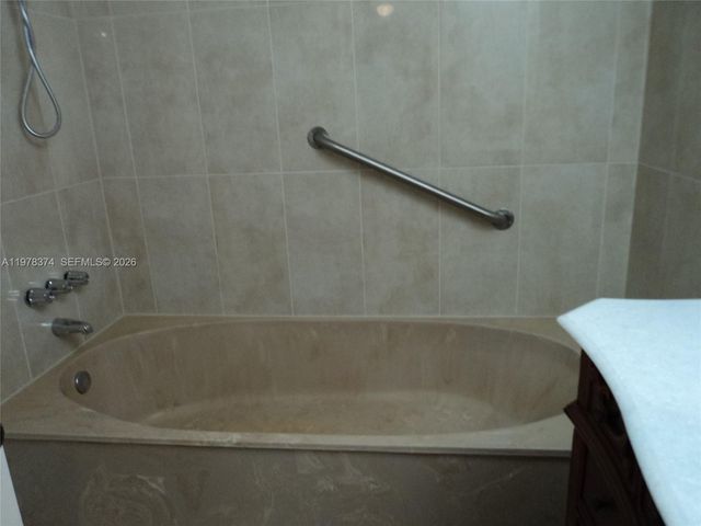 1301 NE 7th St 511, Hallandale Beach, FL 33009