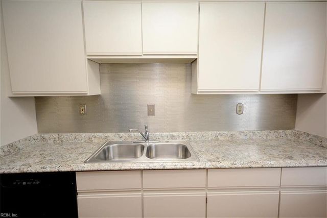 964 Saint Andrews Reach Apt A, Chesapeake, VA 23320