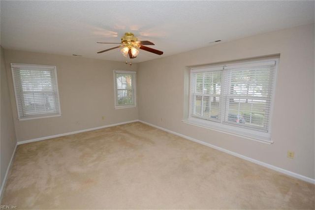 964 Saint Andrews Reach Apt A, Chesapeake, VA 23320