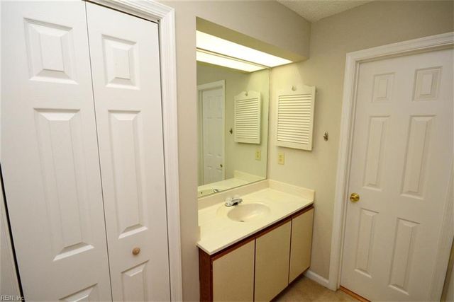 964 Saint Andrews Reach Apt A, Chesapeake, VA 23320