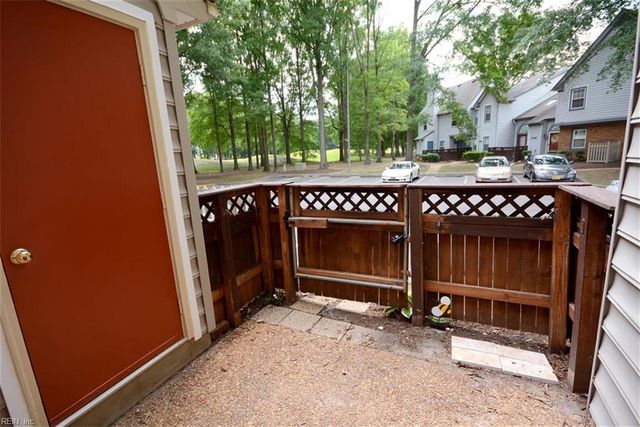 964 Saint Andrews Reach Apt A, Chesapeake, VA 23320