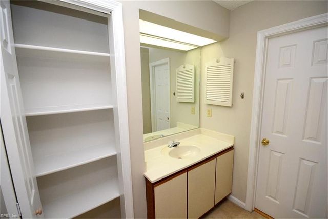 964 Saint Andrews Reach Apt A, Chesapeake, VA 23320