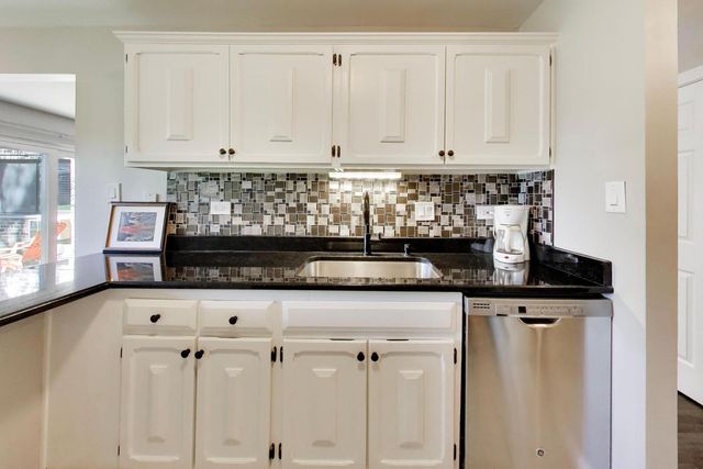 2640 N Windsor Drive 103, Arlington Heights, IL 60004