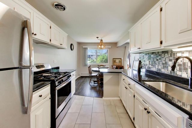 2640 N Windsor Drive 103, Arlington Heights, IL 60004