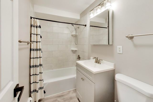 2640 N Windsor Drive 103, Arlington Heights, IL 60004