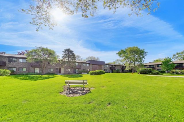 2640 N Windsor Drive 103, Arlington Heights, IL 60004