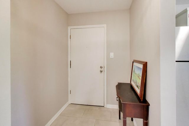 2640 N Windsor Drive 103, Arlington Heights, IL 60004