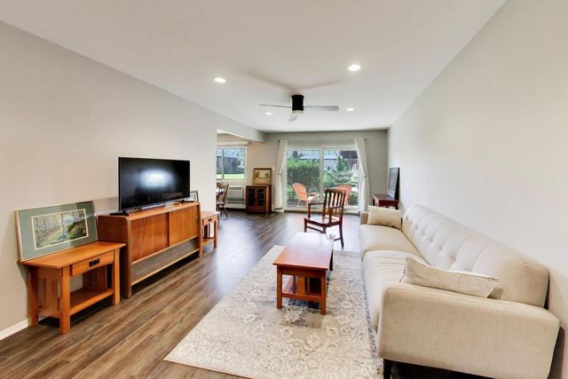 2640 N Windsor Drive 103, Arlington Heights, IL 60004