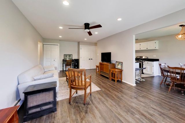2640 N Windsor Drive 103, Arlington Heights, IL 60004