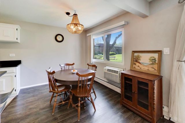 2640 N Windsor Drive 103, Arlington Heights, IL 60004