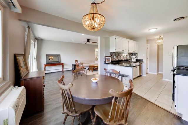 2640 N Windsor Drive 103, Arlington Heights, IL 60004