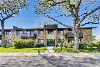 2640 N Windsor Drive 103, Arlington Heights, IL 60004