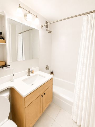 655 W IRVING PARK Road 3201, Chicago, IL 60613