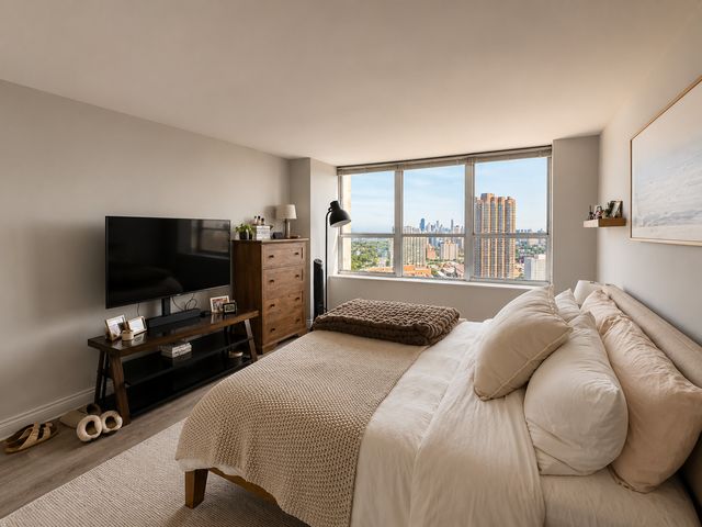 655 W IRVING PARK Road 3201, Chicago, IL 60613
