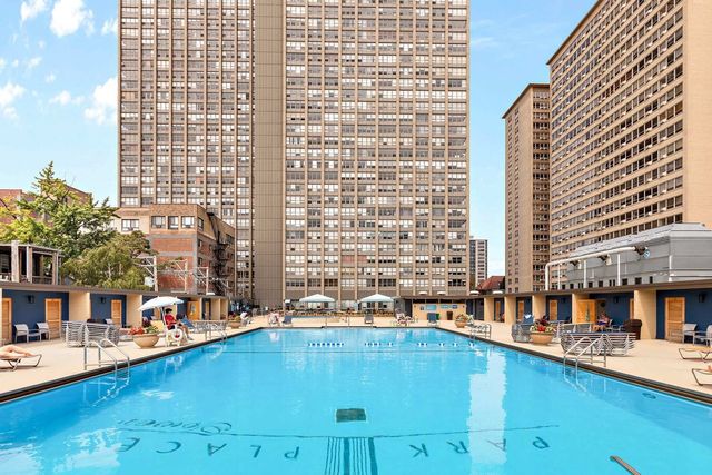 655 W IRVING PARK Road 3201, Chicago, IL 60613