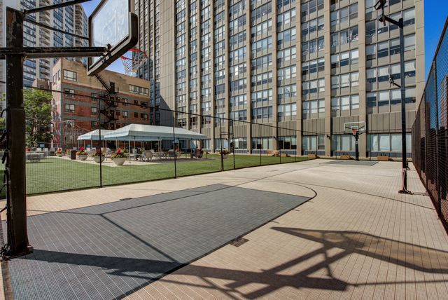 655 W IRVING PARK Road 3201, Chicago, IL 60613