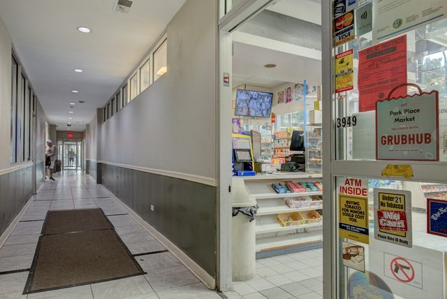655 W IRVING PARK Road 3201, Chicago, IL 60613