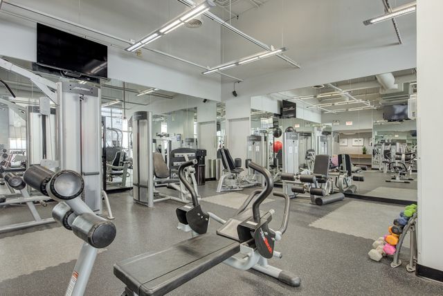 655 W IRVING PARK Road 3201, Chicago, IL 60613