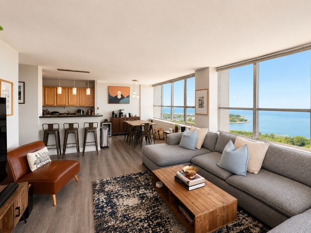 655 W IRVING PARK Road 3201, Chicago, IL 60613