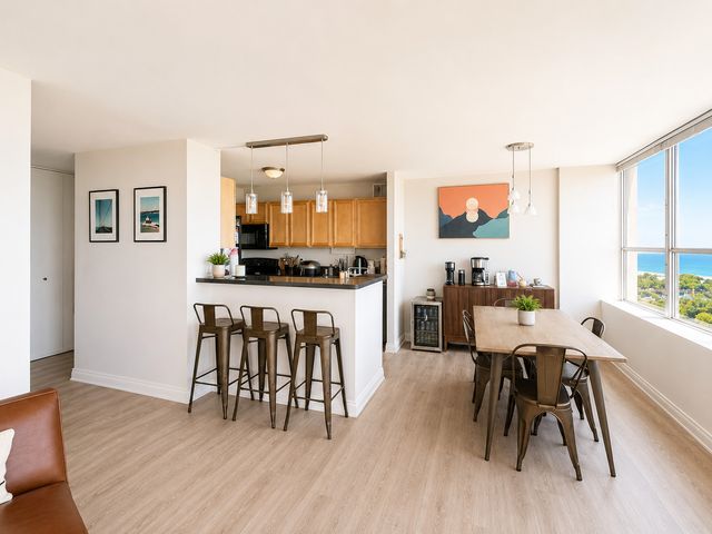 655 W IRVING PARK Road 3201, Chicago, IL 60613