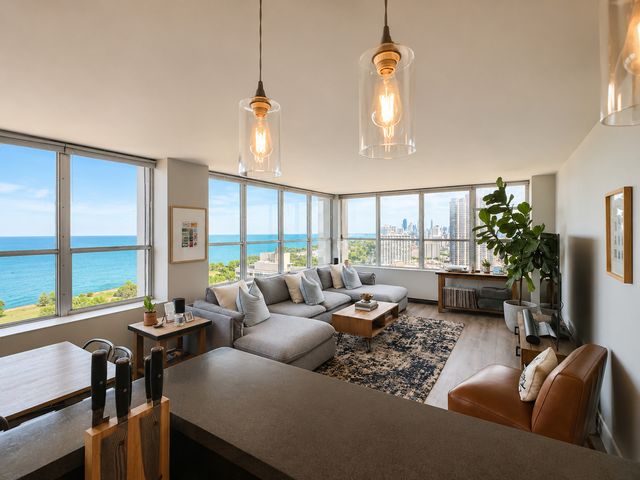 655 W IRVING PARK Road 3201, Chicago, IL 60613