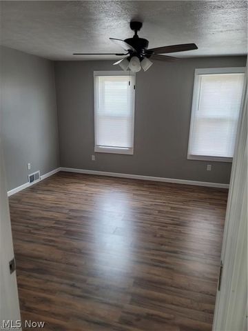 140 7th Street NW, Barberton, OH 44203