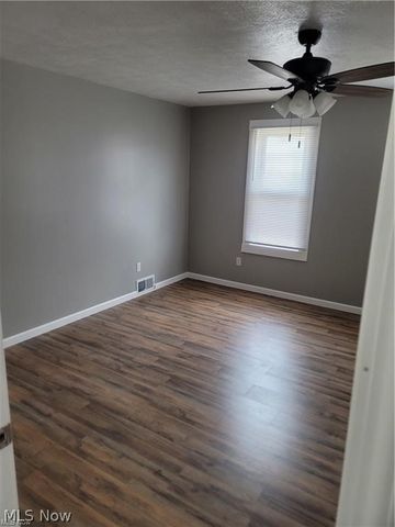140 7th Street NW, Barberton, OH 44203