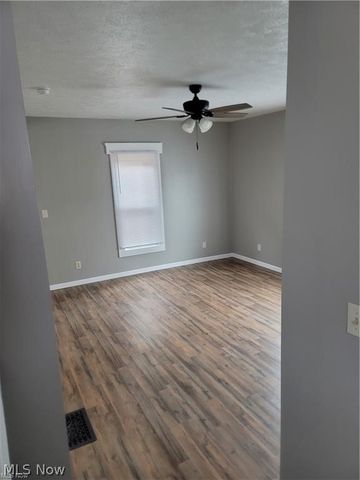 140 7th Street NW, Barberton, OH 44203