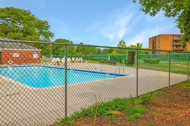 520 Biesterfield Road E309, Elk Grove Village, IL 60007