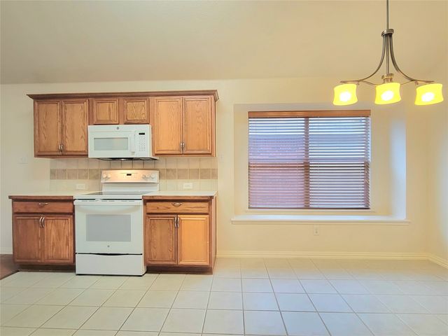 1056 Wood Brook Drive, Grand Prairie, TX 75052