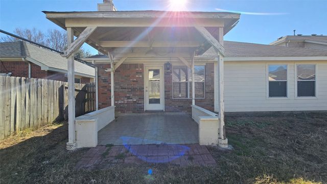 1056 Wood Brook Drive, Grand Prairie, TX 75052