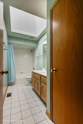 8220 Rutherford Drive, Woodridge, IL 60517