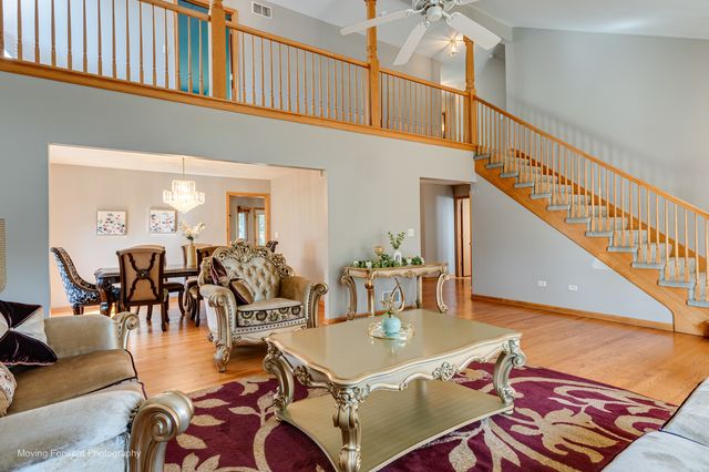 8220 Rutherford Drive, Woodridge, IL 60517