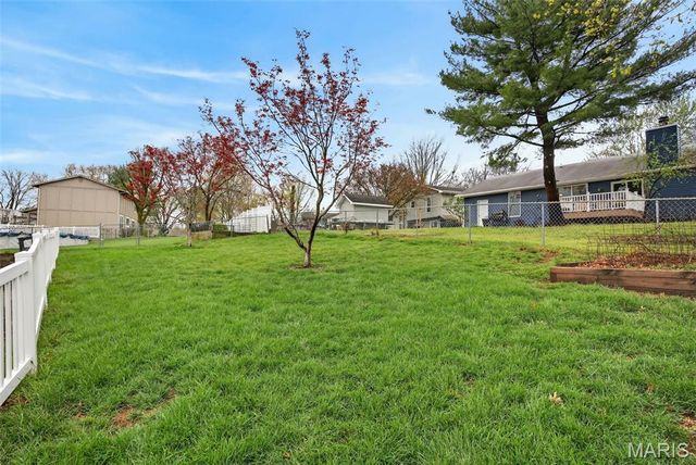 28 Greenfield Drive, St Peters, MO 63376