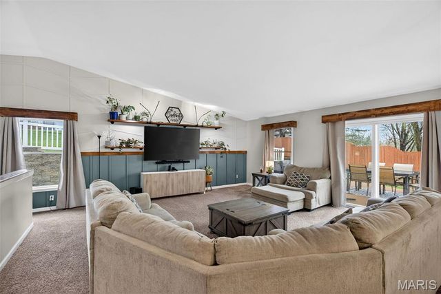 28 Greenfield Drive, St Peters, MO 63376