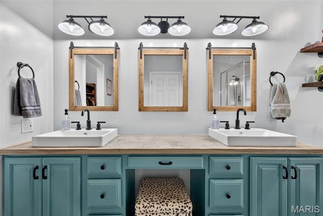 28 Greenfield Drive, St Peters, MO 63376