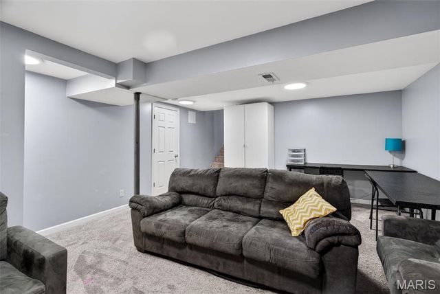 28 Greenfield Drive, St Peters, MO 63376