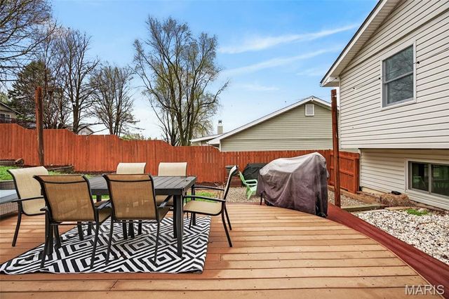 28 Greenfield Drive, St Peters, MO 63376