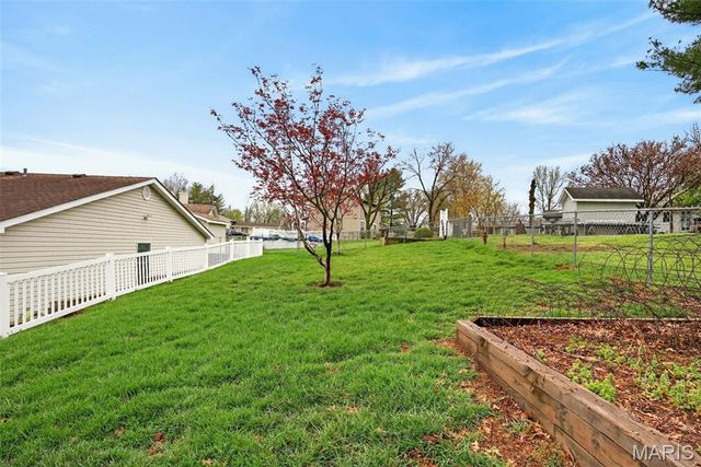 28 Greenfield Drive, St Peters, MO 63376