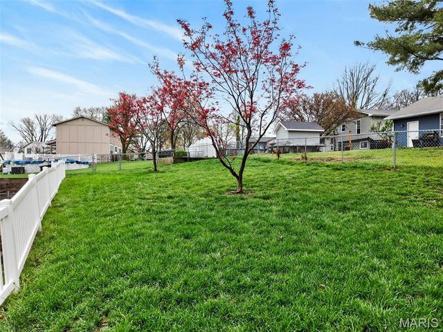 28 Greenfield Drive, St Peters, MO 63376