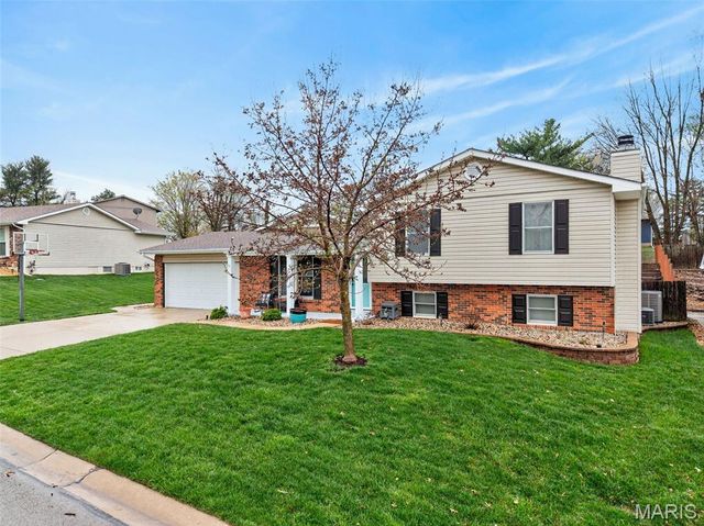 28 Greenfield Drive, St Peters, MO 63376