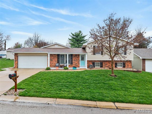 28 Greenfield Drive, St Peters, MO 63376
