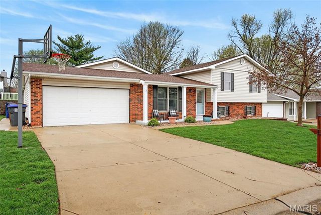 28 Greenfield Drive, St Peters, MO 63376