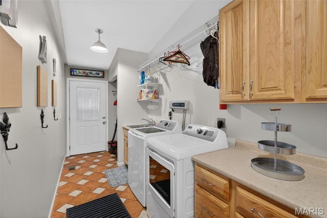 28 Greenfield Drive, St Peters, MO 63376