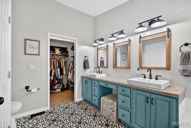 28 Greenfield Drive, St Peters, MO 63376